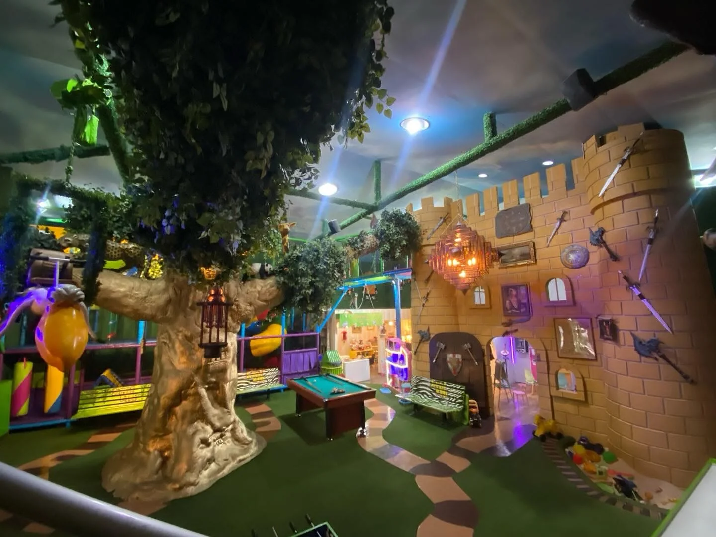 Castillo medieval y árbol gigante en Jungle Kids Platinum